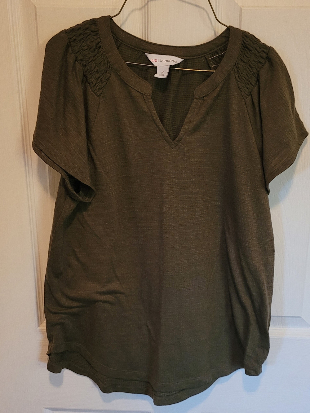 Liz Claiborne Olive Green Short Sleeve V-Neck Top with Smocked Shoulders M